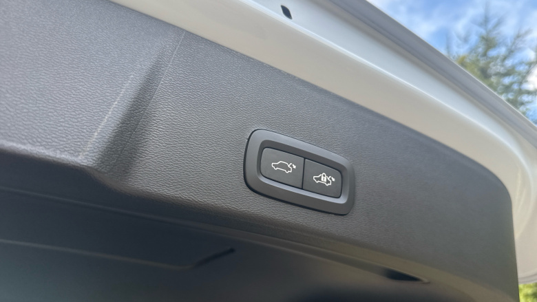 Volvo XC40 2.0 B3P Plus Dark 5dr Auto Petrol Estate